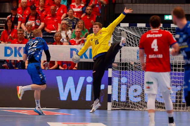 Handball 1. Handball-Bundesliga, Daikin HBL 2025 2026 - Handball Verein Hamburg (HSVH) vs. TVB Stuttgart Torwart Robin Paulsen Haug (Hamburg) pariert einen Ball von Torben Matzken (Stuttgart) . Sporthalle Hamburg Hamburg Foto: Frank Schoof