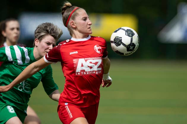 Thüringen-Pokal Halbfinal Frauen: Saalfeld Titans vs. 1. FFV Erfurt; Saalfeld; 03.05.2026 Luisa Preißel ( 6; 1. FFV Erfurt) gegen Josephine Koch ( 8; Saalfeld Titans) Thüringen-Pokal Halbfinal Frauen: Saalfeld Titans vs. 1. FFV Erfurt; An den Saalewiesen; 03.05.2026 Copyright: xBEAUTIFULxSPORTS Duehringx
