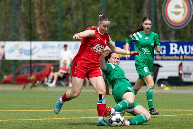 Thüringen-Pokal Halbfinal Frauen: Saalfeld Titans vs. 1. FFV Erfurt; Saalfeld; 03.05.2026 Laura Krug ( 11; 1. FFV Erfurt) gegen Josephine Spilgies ( 9; Saalfeld Titans) Thüringen-Pokal Halbfinal Frauen: Saalfeld Titans vs. 1. FFV Erfurt; An den Saalewiesen; 03.05.2026 Copyright: xBEAUTIFULxSPORTS Duehringx