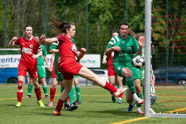 Thüringen-Pokal Halbfinal Frauen: Saalfeld Titans vs. 1. FFV Erfurt; Saalfeld; 03.05.2026 Tor durch Jasmin Sautter ( 4; 1. FFV Erfurt) gegen Josephine Spilgies ( 9; Saalfeld Titans) und Vivian Kobes ( 1; Saalfeld Titans) (hinter der 9) Thüringen-Pokal Halbfinal Frauen: Saalfeld Titans vs. 1. FFV Erfurt; An den Saalewiesen; 03.05.2026 Copyright: xBEAUTIFULxSPORTS Duehringx
