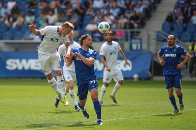 Isac Lidberg (SV Darmstadt 98, 07) koepft zum 1:1 Ausgleich Christoph Kobald (Karlsruher SC, 22) kann es nicht verhindern, Karlsruher SC vs. SV Darmstadt 98, 2. Bundesliga, 32. Spieltag, 2025 2026, 03.05.2026, DFL REGULATIONS PROHIBIT ANY USE OF PHOTOGRAPHS AS IMAGE SEQUENCES AND OR QUASI-VIDEO, Karlsruher SC vs. SV Darmstadt 98, 2. Bundesliga, 32. Spieltag, 2025 2026, 03.05.2026 Karlsruhe