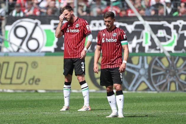2. Bundesliga - Hannover 96 - SC Preußen Münster am 03.05.2026 in der Heinz von Heiden Arena in Hannover Boris Tomiak (Hannover 3) und Enzo Leopold (Hannover 8) unzufrieden, enttäuscht, enttaeuscht, niedergeschlagen