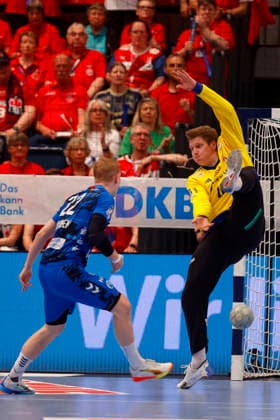 Handball 1. Handball-Bundesliga, Daikin HBL 2025 2026 - Handball Verein Hamburg (HSVH) vs. TVB Stuttgart Torwart Robin Paulsen Haug (Hamburg) pariert einen Ball von Torben Matzken (Stuttgart) . Sporthalle Hamburg Hamburg Foto: Frank Schoof
