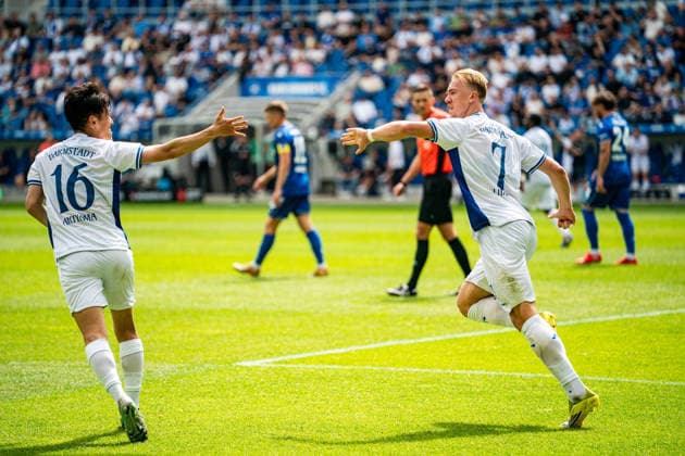 03.05.2026, xdaymx, Fussball 2.Bundesliga, Karlsruher SC - SV Darmstadt 98 Torschütze Isac Lidberg (SV Darmstadt 98) klatscht Hiroki Akiyama (SV Darmstadt 98) nach dem 1:1 Ausgleich ab, der den gefährlichen Einwurf im Vorfeld hereingeworfen hat (DFL DFB REGULATIONS PROHIBIT ANY USE OF PHOTOGRAPHS as IMAGE SEQUENCES and or QUASI-VIDEO) Karlsruhe