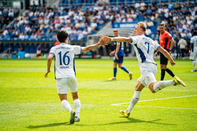 03.05.2026, xdaymx, Fussball 2.Bundesliga, Karlsruher SC - SV Darmstadt 98 Torschütze Isac Lidberg (SV Darmstadt 98) klatscht Hiroki Akiyama (SV Darmstadt 98) nach dem 1:1 Ausgleich ab, der den gefährlichen Einwurf im Vorfeld hereingeworfen hat (DFL DFB REGULATIONS PROHIBIT ANY USE OF PHOTOGRAPHS as IMAGE SEQUENCES and or QUASI-VIDEO) Karlsruhe