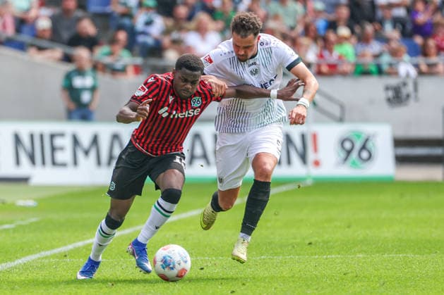 2. Bundesliga - Hannover 96 - SC Preußen Münster am 03.05.2026 in der Heinz von Heiden Arena in Hannover Noel Aseko Nkili (Hannover 15) gegen Yassine Bouchama (Muenster 5)