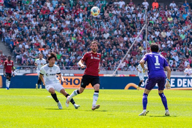 Hannover, Deutschland 03. Mai 2026: 2. BL - 2025 2026 - Sp. 32 - Hannover 96 gegen Preußen Münster Im Bild: v. li. im Zweikampf Shin Yamada (PRM), Boris Tomiak (HAN) und Torwart Nahuel Nicolas Noll (HAN) DFL DFB regulations prohibit any use of photographs as image sequences and or quasi-video Heinz von Heiden Arena Niedersachsen