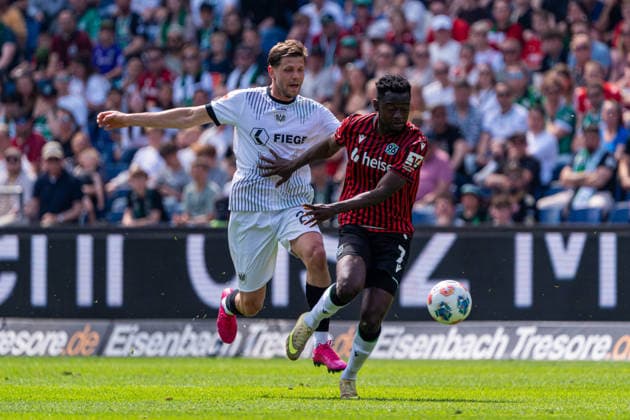 Hannover, Deutschland 03. Mai 2026: 2. BL - 2025 2026 - Sp. 32 - Hannover 96 gegen Preußen Münster Im Bild: v. li. im Zweikampf Imad Rondic (PRM) und Mustapha Bundu (HAN) DFL DFB regulations prohibit any use of photographs as image sequences and or quasi-video Heinz von Heiden Arena Niedersachsen