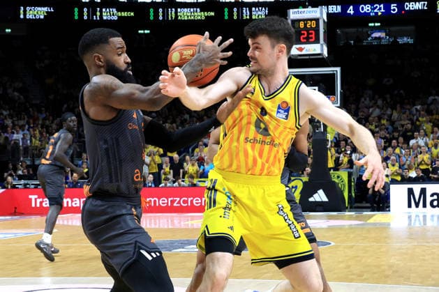 DEU, easyCredit BBL, ALBA vs. Chemnitz, 03.05.2026, Uber-Arena, Berlin, DEU, easyCredit BBL, ALBA vs. Chemnitz, im Bild JONAS MATTISSECK (ALBA Berlin 9), Corey Davis (Chemnitz 5)