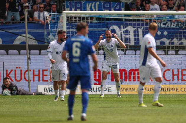 Aleksandar Vukotic (SV Darmstadt 98, 20) mahnt seine Mitspieler spielt mit Koepfchen, Karlsruher SC vs. SV Darmstadt 98, 2. Bundesliga, 32. Spieltag, 2025 2026, 03.05.2026, DFL REGULATIONS PROHIBIT ANY USE OF PHOTOGRAPHS AS IMAGE SEQUENCES AND OR QUASI-VIDEO, Karlsruher SC vs. SV Darmstadt 98, 2. Bundesliga, 32. Spieltag, 2025 2026, 03.05.2026 Karlsruhe
