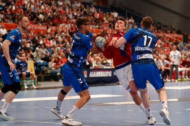 Handball 1. Handball-Bundesliga, Daikin HBL 2025 2026 - Handball Verein Hamburg (HSVH) vs. TVB Stuttgart Nicolaj Jörgensen Joergensen (Hamburg) wird von Antonio Serradilla (Stuttgart) und Samuel Röisberger Roethlisberger (Stuttgart) in die Mangel genommen. Sporthalle Hamburg Hamburg Foto: Frank Schoof