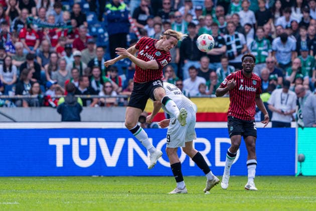 Hannover, Deutschland 03. Mai 2026: 2. BL - 2025 2026 - Sp. 32 - Hannover 96 gegen Preußen Münster Im Bild: v. li. im Zweikampf Stefan Teitur Thordarson (HAN) und Imad Rondic (PRM) DFL DFB regulations prohibit any use of photographs as image sequences and or quasi-video Heinz von Heiden Arena Niedersachsen