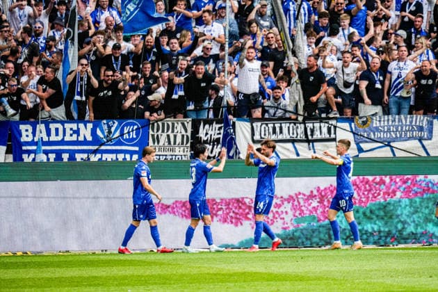 03.05.2026, xdaymx, Fussball 2.Bundesliga, Karlsruher SC - SV Darmstadt 98 Shio Fukuda (Karlsruher SC) jubelt nach seinem 2:1 Führungstreffer mit der Mannschaft (DFL DFB REGULATIONS PROHIBIT ANY USE OF PHOTOGRAPHS as IMAGE SEQUENCES and or QUASI-VIDEO) Karlsruhe
