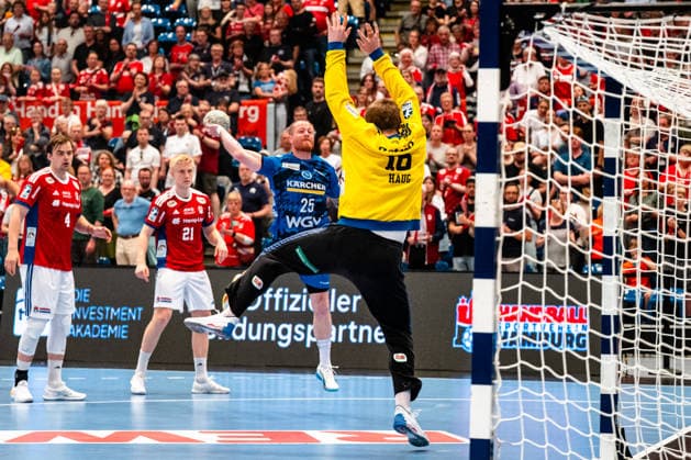 03.05.2026, xdobgx, Handball Daikin HBL, Handball Verein Hamburg HSV - TVB Stuttgart v.l. Patrick Zieker (TVB Stuttgart, 25) beim Wurf, in action, throwing, Robin Paulsen Haug (Handball Sport Verein Hamburg, 16) Hamburg