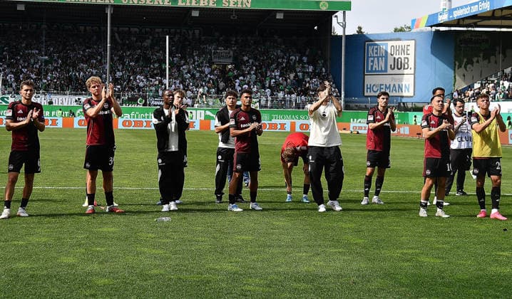 03.05.2026, xhbx, Fussball 2.Bundesliga, SpVgg Greuther Fuerth - 1.FC Nürnberg v.l. Spieler, Mannschaft von 1.FC Nuernberg nach Abpfiff gehen zu den Fans (DFL DFB REGULATIONS PROHIBIT ANY USE OF PHOTOGRAPHS as IMAGE SEQUENCES and or QUASI-VIDEO) Fuerth