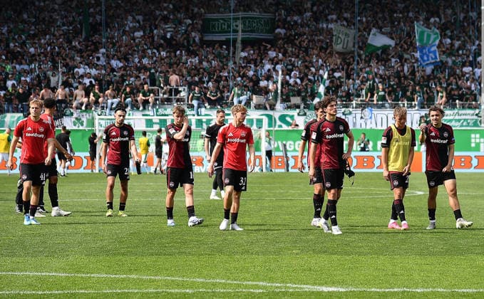 03.05.2026, xhbx, Fussball 2.Bundesliga, SpVgg Greuther Fuerth - 1.FC Nürnberg v.l. Spieler, Mannschaft von 1.FC Nuernberg nach Abpfiff gehen zu den Fans (DFL DFB REGULATIONS PROHIBIT ANY USE OF PHOTOGRAPHS as IMAGE SEQUENCES and or QUASI-VIDEO) Fuerth