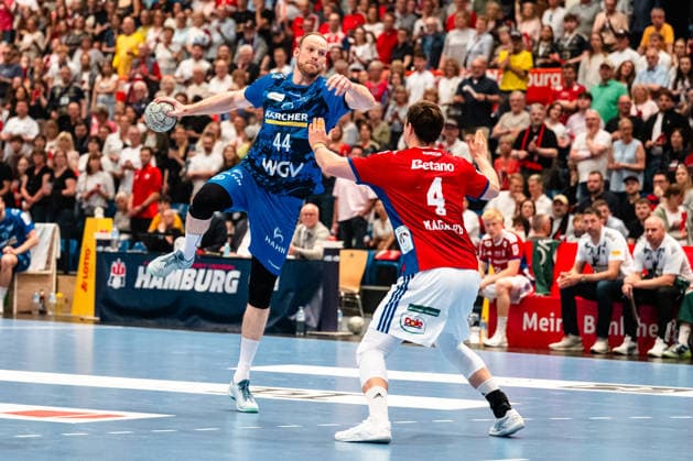 03.05.2026, xdobgx, Handball Daikin HBL, Handball Verein Hamburg HSV - TVB Stuttgart v.l. Lenny Rubin (TVB Stuttgart, 44) beim Wurf, in action, throwing, Andreas Magaard (Handball Sport Verein Hamburg, 4) Hamburg