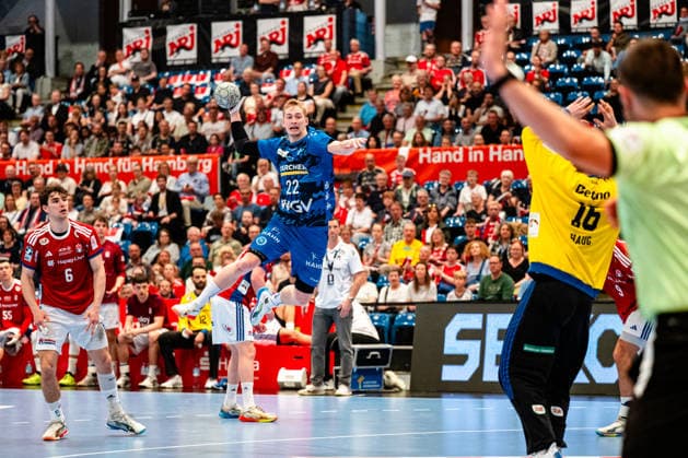 03.05.2026, xdobgx, Handball Daikin HBL, Handball Verein Hamburg HSV - TVB Stuttgart v.l. Torben Matzken (TVB Stuttgart, 22) beim Wurf, in action, throwing Robin Paulsen Haug (Handball Sport Verein Hamburg, 16) Hamburg