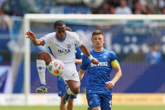 Aktion am Ball Merveille Papela (SV Darmstadt 98, 21), Karlsruher SC vs. SV Darmstadt 98, 2. Bundesliga, 32. Spieltag, 2025 2026, 03.05.2026, DFL REGULATIONS PROHIBIT ANY USE OF PHOTOGRAPHS AS IMAGE SEQUENCES AND OR QUASI-VIDEO, Karlsruher SC vs. SV Darmstadt 98, 2. Bundesliga, 32. Spieltag, 2025 2026, 03.05.2026 Karlsruhe