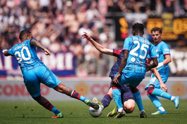 CagliariÕs Michael Folorunsho fights for the ball with BolognaÕs Eivind Fauske Helland during the Serie A soccer match between Bologna and Cagliari at the Renato DallÕAra Stadium in Bologna, north Italy - Saturday, May 3, 2026 -  Copyright: xMassimoxPaolone LaPressex