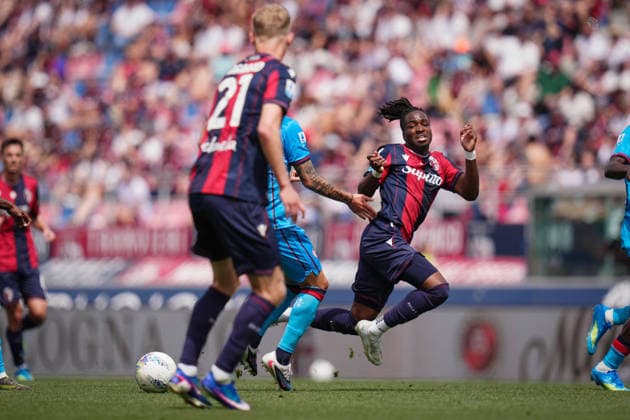 BolognaÕs Jonathan Rowe fights for the ball with CagliariÕs Gianluca Gaetano during the Serie A soccer match between Bologna and Cagliari at the Renato DallÕAra Stadium in Bologna, north Italy - Saturday, May 3, 2026 -  Copyright: xMassimoxPaolone LaPressex