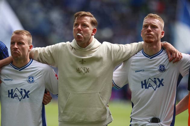Fabian Holland (SV Darmstadt 98, 32) Florian Kohfeldt (SV Darmstadt 98, Chef-Trainer) und Kai Klefisch (SV Darmstadt 98, 17) bei den Fans nach der Niederlage, Karlsruher SC vs. SV Darmstadt 98, 2. Bundesliga, 32. Spieltag, 2025 2026, 03.05.2026, DFL REGULATIONS PROHIBIT ANY USE OF PHOTOGRAPHS AS IMAGE SEQUENCES AND OR QUASI-VIDEO, Karlsruher SC vs. SV Darmstadt 98, 2. Bundesliga, 32. Spieltag, 2025 2026, 03.05.2026 Karlsruhe