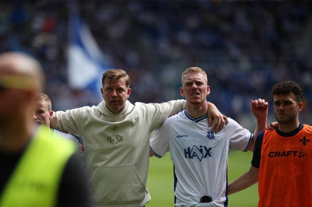 Florian Kohfeldt (SV Darmstadt 98, Chef-Trainer) und Kai Klefisch (SV Darmstadt 98, 17) bei den Fans nach dem Spiel, Karlsruher SC vs. SV Darmstadt 98, 2. Bundesliga, 32. Spieltag, 2025 2026, 03.05.2026, DFL REGULATIONS PROHIBIT ANY USE OF PHOTOGRAPHS AS IMAGE SEQUENCES AND OR QUASI-VIDEO, Karlsruher SC vs. SV Darmstadt 98, 2. Bundesliga, 32. Spieltag, 2025 2026, 03.05.2026 Karlsruhe