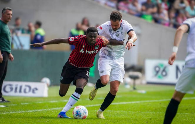Deutschland: Fussball 2.Bundesliga 2025 2026, 32. Spieltag - Hannover 96 vs Preußen Münster - Heinz von Heiden Arena Stadion (Hannover): im Zweikampf NoÃ«l AsÃ ko Noel Aseko (Hannover 96, 15) Yassine Bouchama (Preußen Münster, 5) Hannover