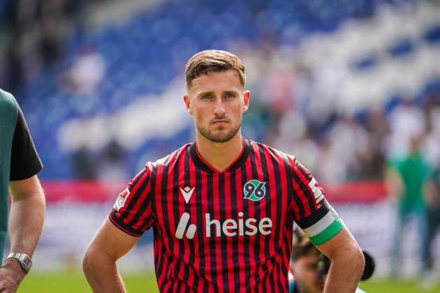 Deutschland: Fussball 2.Bundesliga 2025 2026, 32. Spieltag - Hannover 96 vs Preußen Münster - Heinz von Heiden Arena Stadion (Hannover): Portraitfoto, Portrait, Einzelaufnahme, Porträt Enzo Leopold (Hannover 96, 8) Geste, Gestik, Emotion Hannover