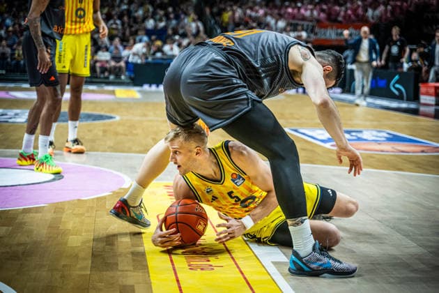 Basketball Berlin 03.05.2026 Saison 2025 2026 EasyCredit BBL 1. Bundesliga Männer, Herren Alba Berlin - NINERS Chemnitz Sam Griesel (Alba Berlin, No.05) Yordan Minchev (Chemnitz, No.91)