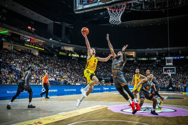 Basketball Berlin 03.05.2026 Saison 2025 2026 EasyCredit BBL 1. Bundesliga Männer, Herren Alba Berlin - NINERS Chemnitz Martin Hermannsson (Alba Berlin, No.15) Corey Davis (Chemnitz, No.05)