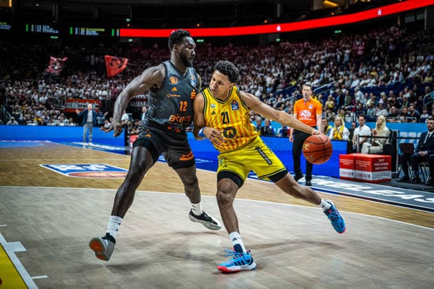 Basketball Berlin 03.05.2026 Saison 2025 2026 EasyCredit BBL 1. Bundesliga Männer, Herren Alba Berlin - NINERS Chemnitz Michael Rataj (Alba Berlin, No.21) Amadou Sow (Chemnitz, No.12)
