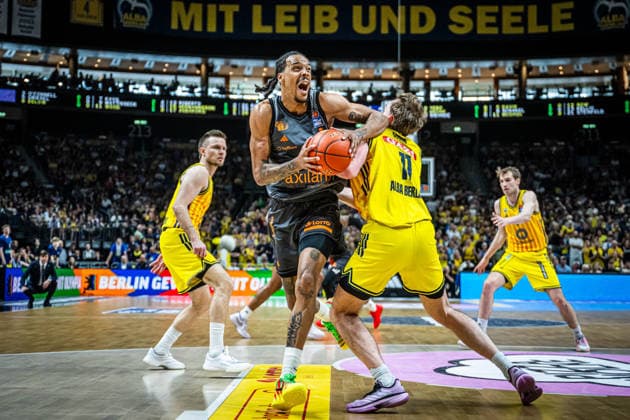 Basketball Berlin 03.05.2026 Saison 2025 2026 EasyCredit BBL 1. Bundesliga Männer, Herren Alba Berlin - NINERS Chemnitz Kevin Yebo (Chemnitz, No.00) Moses Wood (Alba Berlin, No.11)
