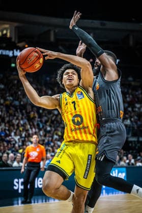Basketball Berlin 03.05.2026 Saison 2025 2026 EasyCredit BBL 1. Bundesliga Männer, Herren Alba Berlin - NINERS Chemnitz Jack Kayil (Alba Berlin, No.07) Corey Davis (Chemnitz, No.05)