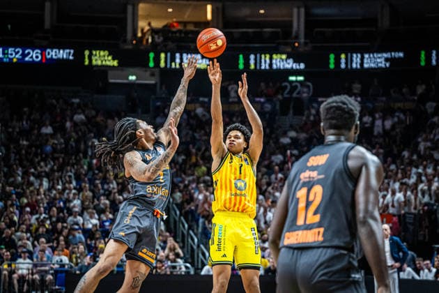 Basketball Berlin 03.05.2026 Saison 2025 2026 EasyCredit BBL 1. Bundesliga Männer, Herren Alba Berlin - NINERS Chemnitz Jack Kayil (Alba Berlin, No.07) Nike Sibande (Chemnitz, No.02)
