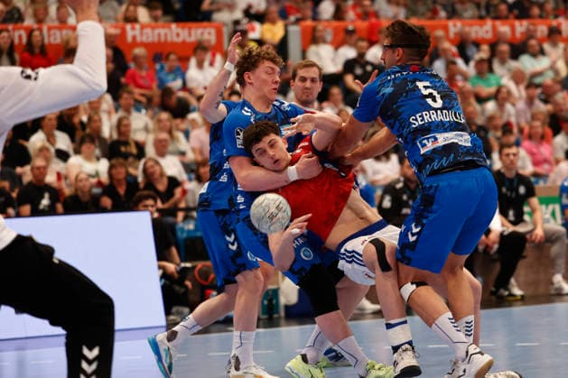 Handball 1. Handball-Bundesliga, Daikin HBL 2025 2026 - Handball Verein Hamburg (HSVH) vs. TVB Stuttgart Toma Gadza (Hamburg) wird von Max Heydecke (Stuttgart) und Antonio Serradilla (Stuttgart) in die Mangel genommen . Sporthalle Hamburg Hamburg Foto: Frank Schoof