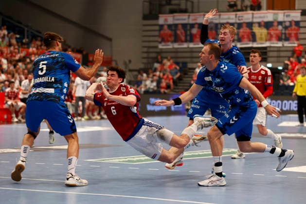 Handball 1. Handball-Bundesliga, Daikin HBL 2025 2026 - Handball Verein Hamburg (HSVH) vs. TVB Stuttgart Elias Kofler (Hamburg) sucht zwischen Antonio Serradilla (Stuttgart) und Max Häfner Haefner (Stuttgart, rechts) eine Lücke, dahinter Jakob Nigg (Stuttgart) . Sporthalle Hamburg Hamburg Foto: Frank Schoof