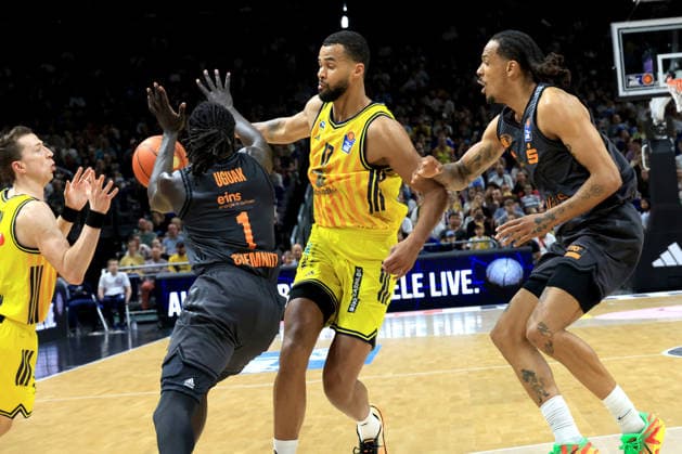DEU, easyCredit BBL, ALBA vs. Chemnitz, 03.05.2026, Uber-Arena, Berlin, DEU, easyCredit BBL, ALBA vs. Chemnitz, im Bild q17 , Aher Uguak (Chemnitz 1), Kevin Yebo (Chemnitz 0)