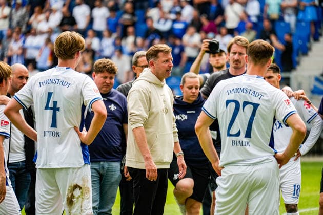 03.05.2026, xdaymx, Fussball 2.Bundesliga, Karlsruher SC - SV Darmstadt 98, Florian Kohfeldt nach dem Spiel im Mannschaftskreis (DFL DFB REGULATIONS PROHIBIT ANY USE OF PHOTOGRAPHS as IMAGE SEQUENCES and or QUASI-VIDEO) Karlsruhe