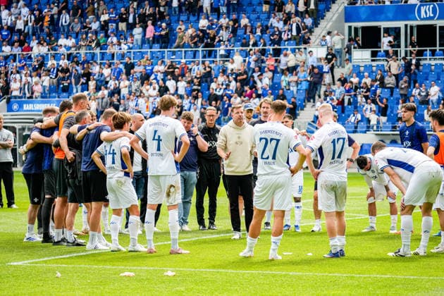 03.05.2026, xdaymx, Fussball 2.Bundesliga, Karlsruher SC - SV Darmstadt 98, Florian Kohfeldt nach dem Spiel im Mannschaftskreis (DFL DFB REGULATIONS PROHIBIT ANY USE OF PHOTOGRAPHS as IMAGE SEQUENCES and or QUASI-VIDEO) Karlsruhe