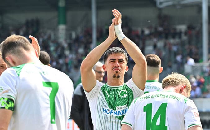 03.05.2026 - Fussball - Saison 2025 2026 - 2. Fussball - Bundesliga - Derby Frankenderby - 32. Spieltag: SpVgg Greuther Fürth ( Kleeblatt ) - 1. FC Nürnberg FCN ( Club ) - Sportfoto Zink MeZi - xmexzix - DFL regulations prohibit any use of photographs as image sequences and or quasi-video - only for editorial use - Aaron Keller (16, SpVgg Greuther Fürth ) enttäuscht Enttäuschung nach Spielende