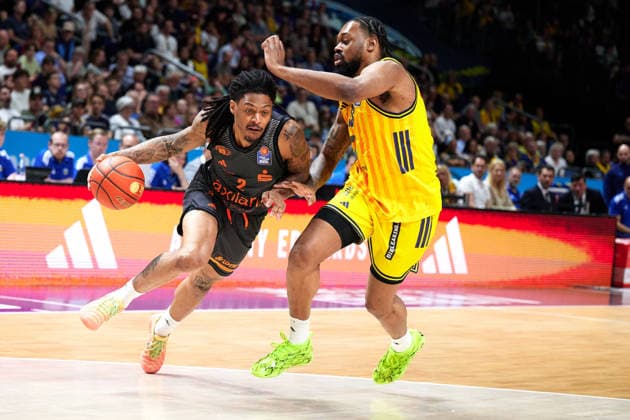 Nike Sibande (Niners Chemnitz, 02), J?Wan Roberts (Alba Berlin, 13), GER, ALBA Berlin vs. Chemnitz 99ers, Basketball Herren, easy Credit BBL, Saison 2025 2026, 32. Spieltag, 03.05.2026 GER, ALBA Berlin vs. Chemnitz 99ers, Basketball Herren, easy Credit BBL, Saison 2025 2026, 32. Spieltag, 03.05.2026 Berlin