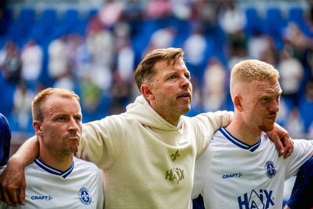 03.05.2026, xdaymx, Fussball 2.Bundesliga, Karlsruher SC - SV Darmstadt 98, Florian Kohfeldt nach dem Spiel, bedankt sich bei den mitgereisten Fans (DFL DFB REGULATIONS PROHIBIT ANY USE OF PHOTOGRAPHS as IMAGE SEQUENCES and or QUASI-VIDEO) Karlsruhe *** 03 05 2026, xdaymx, Soccer 2 Bundesliga, Karlsruher SC SV Darmstadt 98, Florian Kohfeldt after the match, thanks the fans DFL DFB REGULATIONS PROHIBIT ANY USE OF PHOTOGRAPHS as IMAGE SEQUENCES and or QUASI VIDEO Karlsruhe