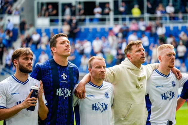 03.05.2026, xdaymx, Fussball 2.Bundesliga, Karlsruher SC - SV Darmstadt 98, Florian Kohfeldt nach dem Spiel, bedankt sich bei den mitgereisten Fans (DFL DFB REGULATIONS PROHIBIT ANY USE OF PHOTOGRAPHS as IMAGE SEQUENCES and or QUASI-VIDEO) Karlsruhe