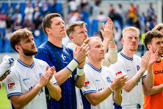 03.05.2026, xdaymx, Fussball 2.Bundesliga, Karlsruher SC - SV Darmstadt 98, Florian Kohfeldt nach dem Spiel, bedankt sich mit Applaus bei den mitgereisten Fans (DFL DFB REGULATIONS PROHIBIT ANY USE OF PHOTOGRAPHS as IMAGE SEQUENCES and or QUASI-VIDEO) Karlsruhe
