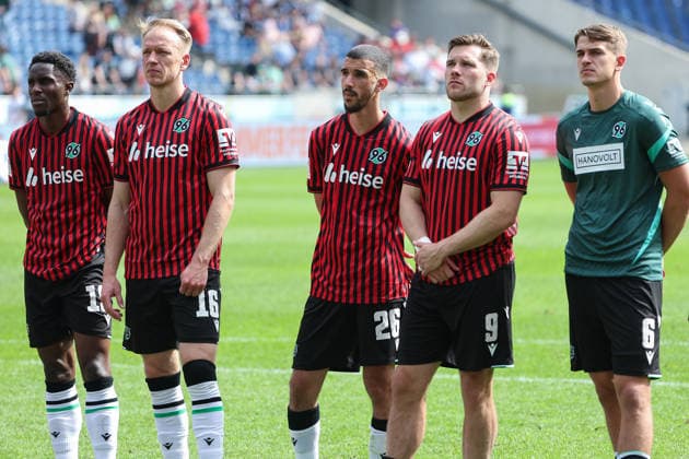 2. Bundesliga - Hannover 96 - SC Preußen Münster am 03.05.2026 in der Heinz von Heiden Arena in Hannover Enttäuschte Hannover Spieler, hier Noel Aseko Nkili (Hannover 15) , Havard Nielsen (Hannover 16) , Waniss TaÃ¯bi (Hannover 26) , Benjamin Källman Kaellman (Hannover 9) , Maik Nawrocki (Hannover 6)