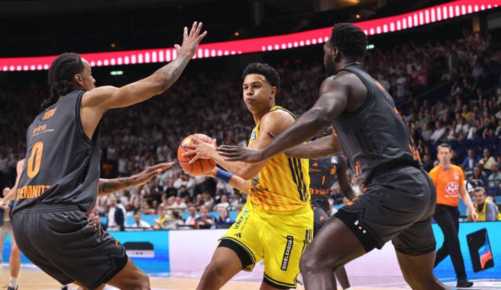 Kevin Yebo, Michael Rataj am Ball, Amadou Sow Zweikampf Spielszene Aktion Basketball BBL Bundesliga Herren 32.Spieltag Saison 2025 2026 03.05.2026 ALBA Berlin vs. Niners Chemnitz 99ers