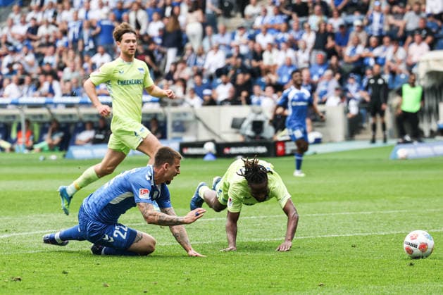 Falko Michel (1. FC Magdeburg,21) gegen Deyovaisio Zeefuik (Hertha BSC Berlin,42) - 2. Fußball Bundesliga Saison 2025-2026 Punktspiel 1. FC Magdeburg vs. Hertha BSC Berlin in der Avnet Arena in Magdeburg - Aktion,Fußball,Mann,Männer,Deutschland,03.05.2026