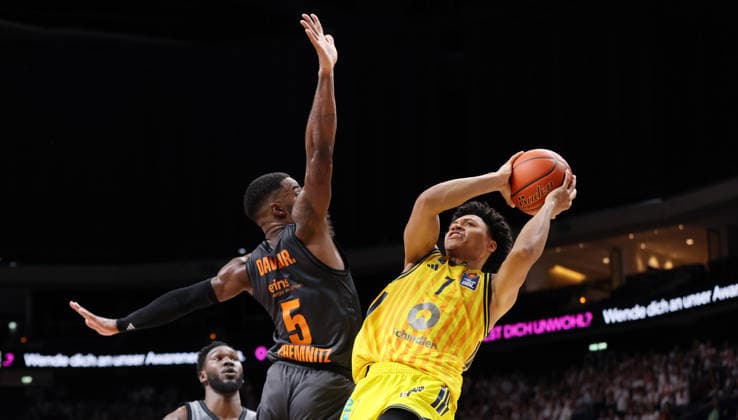 Corey Davis, Jack Kayil am Ball Zweikampf Spielszene Aktion Basketball BBL Bundesliga Herren 32.Spieltag Saison 2025 2026 03.05.2026 ALBA Berlin vs. Niners Chemnitz 99ers