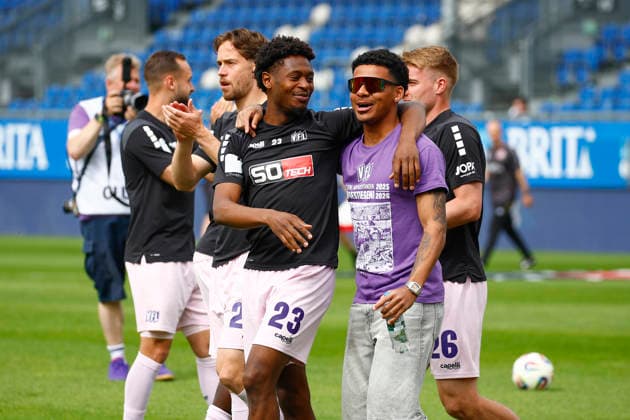 03.05.2026, xavx, Fussball 3.Liga, SV Wehen Wiesbaden - VfL Osnabrück v.l. Die Mannschaft Spieler vom VfL Osnabrück jubeln den Fans vor Spielbeginn zu. Tony Lesueur (VfL Osnabrück) (DFL DFB REGULATIONS PROHIBIT ANY USE OF PHOTOGRAPHS as IMAGE SEQUENCES and or QUASI-VIDEO) Wiesbaden